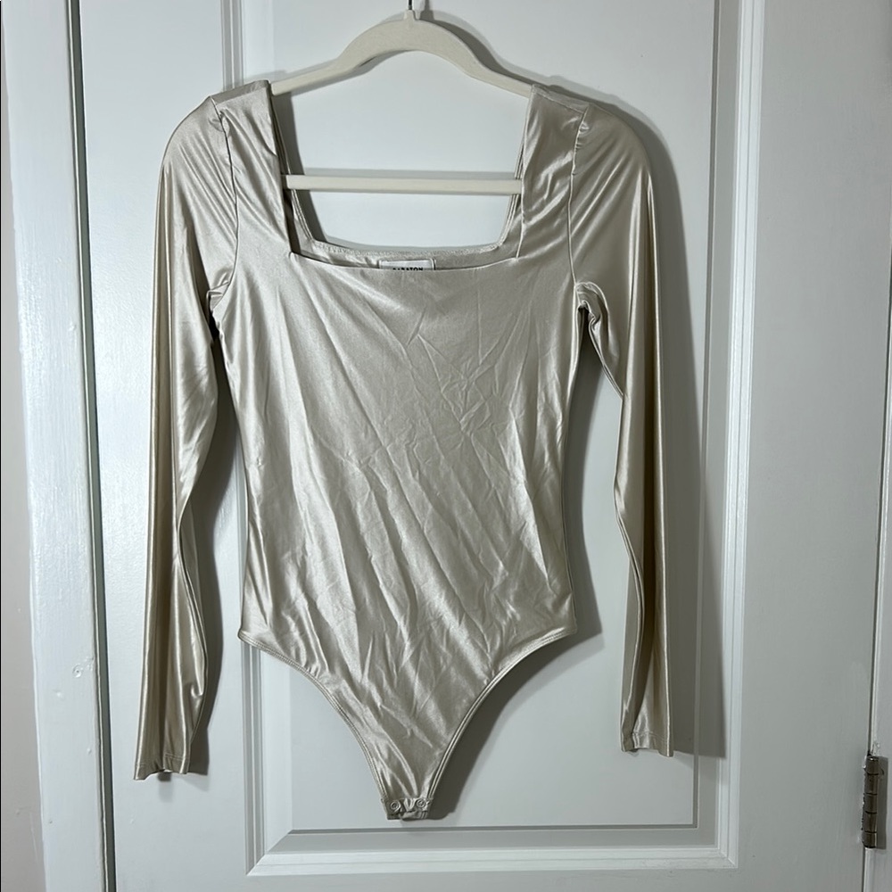 Babaton Satinette Squareneck Longsleeve Bodysuit Matte Pearl